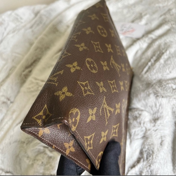 Authentic Louis Vuitton monogram toiletry  26 pouch - Picture 6 of 7